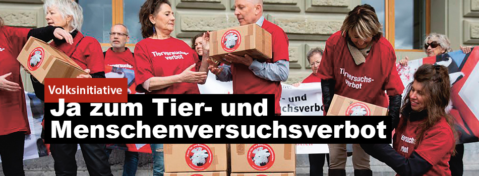 Auf dem Bild sind mehrere Personen in den roten Shirts der Initiative. Sie tragen die Kartons mit den Unterschriften beim Bundeshaus um diese zu deponieren. In einer roten Kachel steht "Volksinitiative" in einer schwarzen Box steht: " Ja zum Tier- und Menschenversuchsverbot"