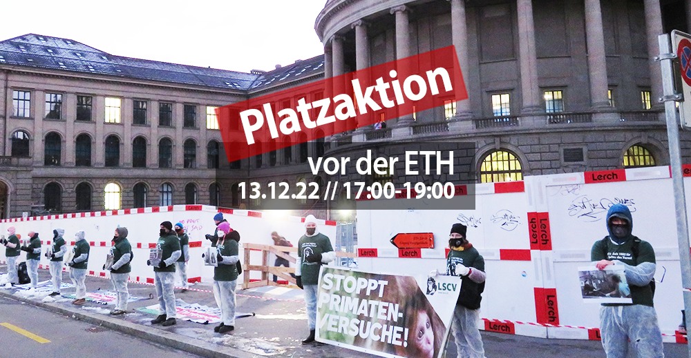 Zwei Kacheln dominieren die Mitte des Bildes mit der Aufschrift "Platzaktion" sowie "vor der ETH 13.12.22 // 17:00-19:00" Auf dem Bild dahinder ist folgendes Motiv: Aktivist*innen halten ein Transparent mit der Aufschrift "Stoppt Primatenversuche!" sowie verschiedene A3 Schilder mit Fotos von Affen in Gefangenschaft und Freiheit in den Händen. Alle Aktivist*innen tragen eine Mund-Nasenbedeckung und ein grünes LSCV-Shirt. Im Hintergrund ist das Hauptgebäude der ETH Zürich zu sehen.