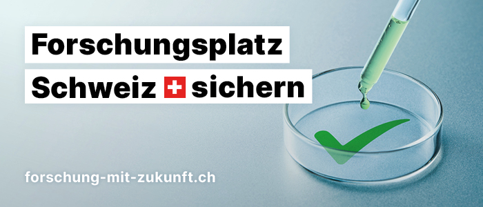 Eine Pipette gibt einen Tropfen einer grünen Flüssigkeit in eine Petrischale, dort formt sich ein grüner Haken. Daneben der Text "Forschungsplatz Schweiz sichern" Unten die URL www.forschung-mit-zukunft.ch