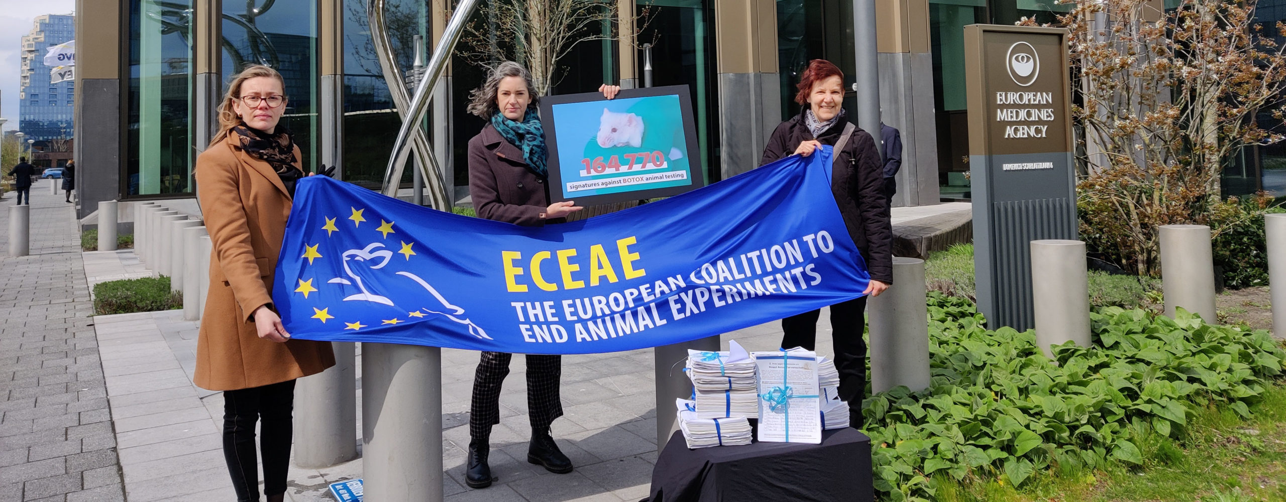 L’ECEAE dépose 165’000 signatures à l’Agence européenne des médicaments
