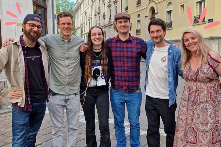 5 personnes se tiennent debout dans une rue de Genève, les unes à côté des autres, souriantes. De gauche à droite : Joseph Jaccaz, Yannick Junod, Morgane Addy, Benja Frei, Pierre Bedos et Joëlle Rousset. Ces personnes ont toutes été élues au comité de la LSCV, le samedi 10 mai 2025.
